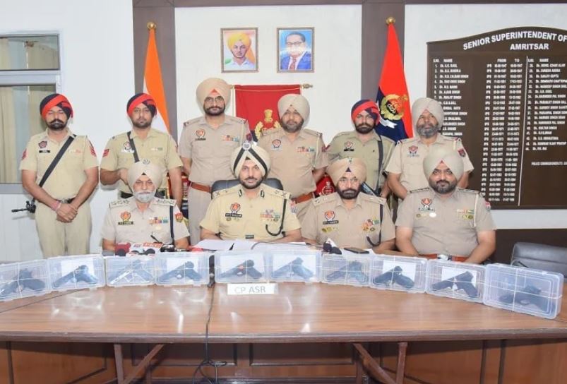 ਸਰਹੱਦ ਪਾਰ ਹਥਿਆਰਾਂ ਦੀ ਤਸਕਰੀ ਕਰਨ ਵਾਲੇ ਮਾਡਿਊਲ ਨਾਲ ਜੁੜੇ ਅੱਠ ਵਿਅਕਤੀ 11 ਆਧੁਨਿਕ ਪਿਸਤੌਲਾਂ ਸਮੇਤ ਗ੍ਰਿਫ਼ਤਾਰ