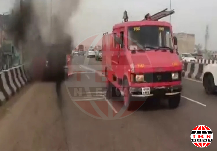 ਚੱਲਦੀ ਕਾਰ ਨੂੰ ਲੱਗੀ ਅੱ*ਗ, ਜਾਨ ਬਚਾਅ ਬਾਹਰ ਨਿਕਲੇ ਲੋਕ