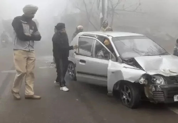 ਅਜਨਾਲਾ ‘ਚ ਸੰਘਣੀ ਧੁੰਦ ਕਾਰਨ ਸਕੂਲ ਵੈਨ ਤੇ ਕਾਰ ਦੀ ਆਹਮੋ-ਸਾਹਮਣੇ ਟੱਕਰ