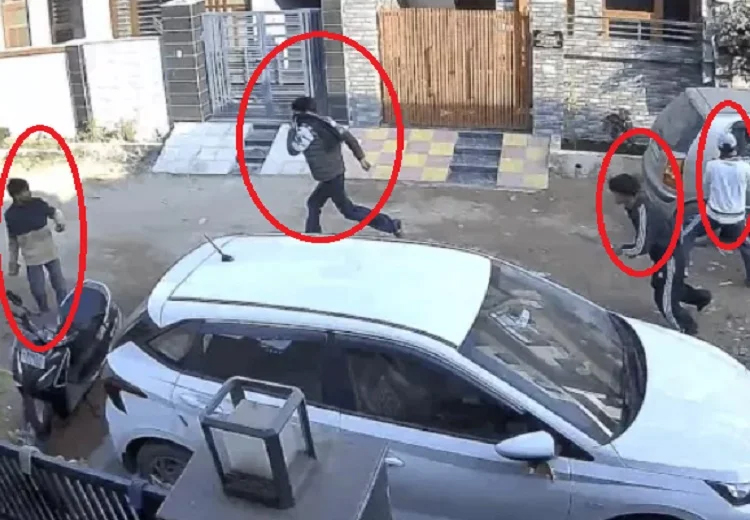 ਜ਼ੀਰਕਪੁਰ ‘ਚ ਹਥਿਆਰਬੰਦ ਨੌਜਵਾਨਾਂ ਵੱਲੋਂ ਘਰ ‘ਤੇ ਹ.ਮ.ਲਾ, ਬਾਹਰ ਖੜੀ ਕਾਰ ਭੰਨੀ