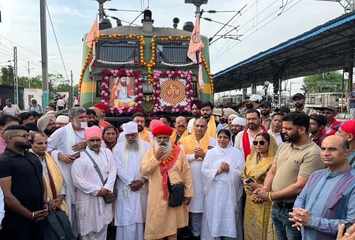 ਮੰਤਰੀ ਮਹਿੰਦਰ ਭਗਤ ਤੇ ਸਲਾਹਕਾਰ ਦੀਪਕ ਬਾਲੀ ਨੇ ਹਰਿਦੁਆਰ ਲਈ ਦਮਦੀ ਯਾਤਰਾ ਲਈ ਇੱਕ ਵਿਸ਼ੇਸ਼ ਰੇਲਗੱਡੀ ਨੂੰ ਦਿਖਾਈ ਹਰੀ ਝੰਡੀ