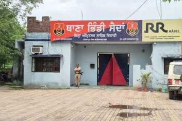 ਭਿੰਡੀਸੈਦਾਂ ਗ੍ਰਨੇਡ ਹਮਲੇ ਮਾਮਲੇ 'ਚ ਪੁੱਛਗਿਛ ਕਰਨ ਪਹੁੰਚੀ ਪੁਲਿਸ ਪਾਰਟੀ ’ਤੇ ਚੱਲੇ ਇੱਟਾਂ ਰੋੜੇ