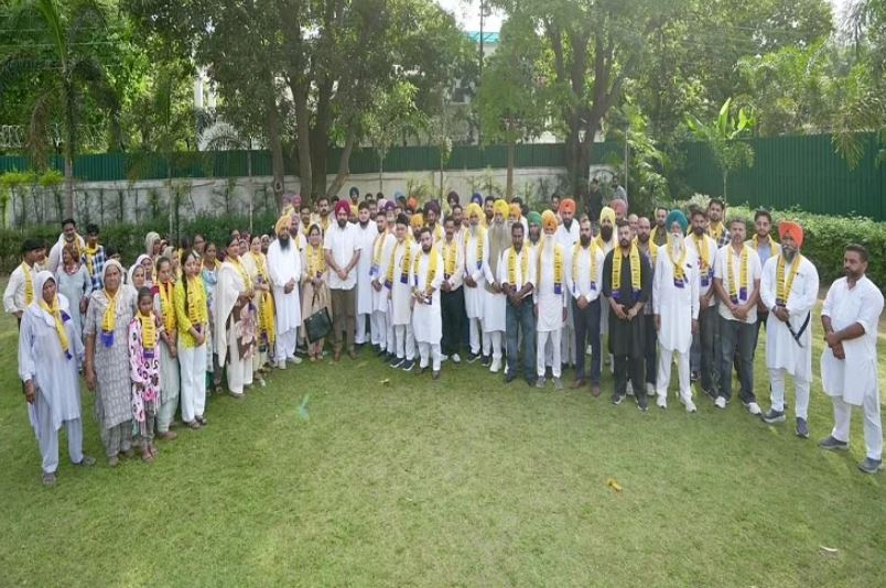 ਮੁੱਖ ਮੰਤਰੀ ਦੇ ਓਐਸਡੀ ਰਾਜਬੀਰ ਸਿੰਘ ਘੁੰਮਣ ਨੇ ਸਾਰੇ ਆਗੂਆਂ ਨੂੰ ਪਾਰਟੀ ਵਿੱਚ ਸ਼ਾਮਲ ਕੀਤਾ