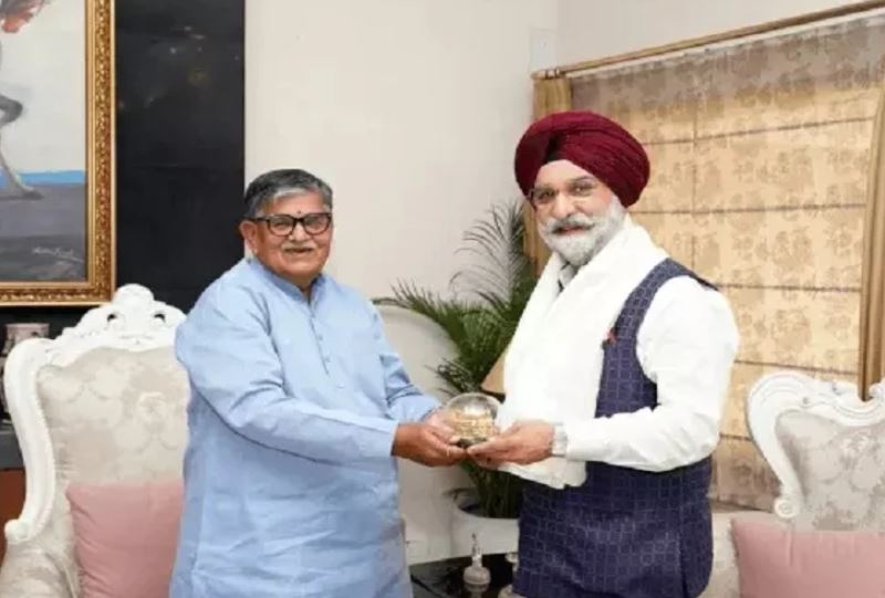 ਦਿੱਲੀ ਦੇ ਲੈਫਟੀਨੈਂਟ ਗਵਰਨਰ ਸਰਦਾਰ ਤਰਨਜੀਤ ਸਿੰਘ ਸੰਧੂ ਨੇ ਪੰਜਾਬ ਦੇ ਰਾਜਪਾਲ ਨਾਲ ਕੀਤੀ ਮੁਲਾਕਾਤ