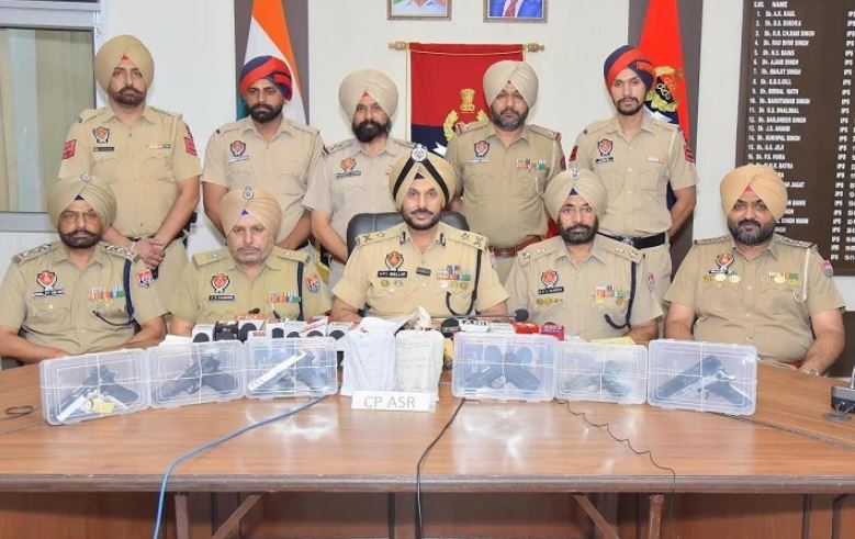 ਸਰਹੱਦ ਪਾਰ ਤਸਕਰੀ ਮਾਡਿਊਲ ਨਾਲ ਜੁੜੇ ਦੋ ਵਿਅਕਤੀ ਛੇ ਆਧੁਨਿਕ ਪਿਸਤੌਲਾਂ ਸਮੇਤ ਗ੍ਰਿਫਤਾਰ