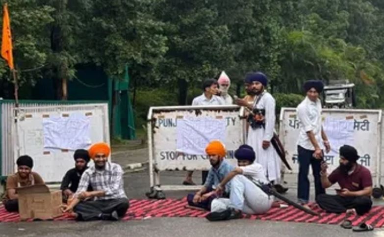 ਪੰਜਾਬੀ ਯੂਨੀਵਰਸਿਟੀ ‘ਚ ਫੀਸ ਵਾਧੇ ਦੇ ਵਿਰੋਧ ‘ਚ ਵਿਦਿਆਰਥੀਆਂ ਨੇ ਲਾਇਆ ਧਰਨਾ