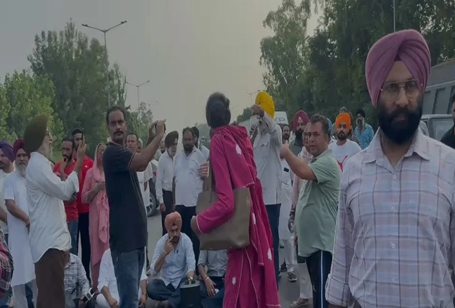 ਪਟਿਆਲਾ: ਟੁੱਟੀ ਸੜਕ ਨੂੰ ਲੈ ਕੇ ਨੈਸ਼ਨਲ ਹਾਈਵੇ ਜਾਮ, ਮਾਹੌਲ ਬਣਿਆ ਤਣਾਅਪੂਰਨ