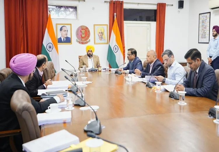 CM ਮਾਨ ਨੇ ਪੰਜਾਬ ਦੇ ਪ੍ਰਮੁੱਖ ਮੈਡੀਕਲ ਕਾਲਜਾਂ ਨੂੰ ਅਪਗ੍ਰੇਡ ਕਰਨ ਲਈ 68.98 ਕਰੋੜ ਰੁਪਏ ਦੇ ਫੰਡ ਤੁਰੰਤ ਜਾਰੀ ਕਰਨ ਦੇ ਹੁਕਮ ਦਿੱਤੇ