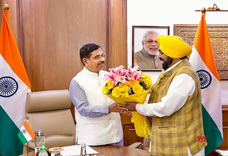 CM ਮਾਨ ਨੇ ਕੇਂਦਰੀ ਮੰਤਰੀ ਪ੍ਰਹਿਲਾਦ ਜੋਸ਼ੀ ਨਾਲ ਕੀਤੀ ਮੁਲਾਕਾਤ, ਅਹਿਮ ਮੁੱਦਿਆਂ ‘ਤੇ ਕੀਤੀ ਚਰਚਾ