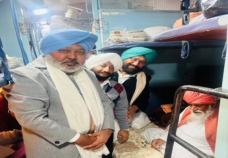 ਮੰਤਰੀਆਂ ਤੇ MP’s ਨੇ ਸ੍ਰੀ ਗੁਰੂ ਰਵਿਦਾਸ ਜੀ ਦਾ ਪ੍ਰਕਾਸ਼ ਪੁਰਬ ਮਨਾਉਣ ਲਈ ਸ਼ਰਧਾਲੂਆਂ ਵਾਲੀ ਟ੍ਰੇਨ ਬਨਾਰਸ ਲਈ ਕੀਤੀ ਰਵਾਨਾ